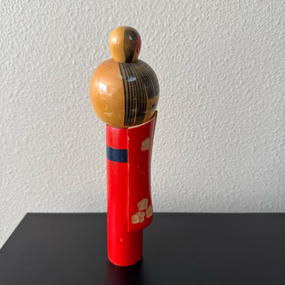 Vintage Red Kokeshi Doll with Floral Design - Picture 4 of 7